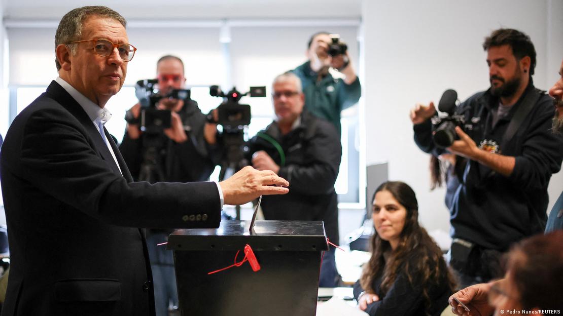 Antônio José Seguro posa para fotos ao colocar seu voto na urna