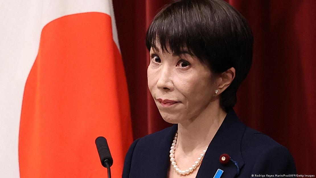 La primera ministra japonesa, durante una rueda de prensa el pasado 19 de enero con la bandera nipona detrás.