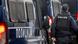 Kuzey Makedonya'da bir polis memuru, polis araçlarının yanında yürüyor Kuzey Makedonya'da bir polis memuru, polis araçlarının yanında yürüyor