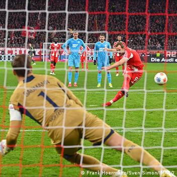 من ركلة الجزاء الأولى وضع هاري كين بايرن في المقدمة، وبعد تعادل هوفنهايم عاد النجم الإنجليزي وسجل الهدف الثاني لبايرن من ركلة جزاء أيضا. (8/ 2/ 2026)