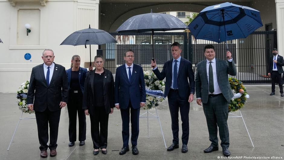 Australia: Israeli president visits Bondy Beach attack site