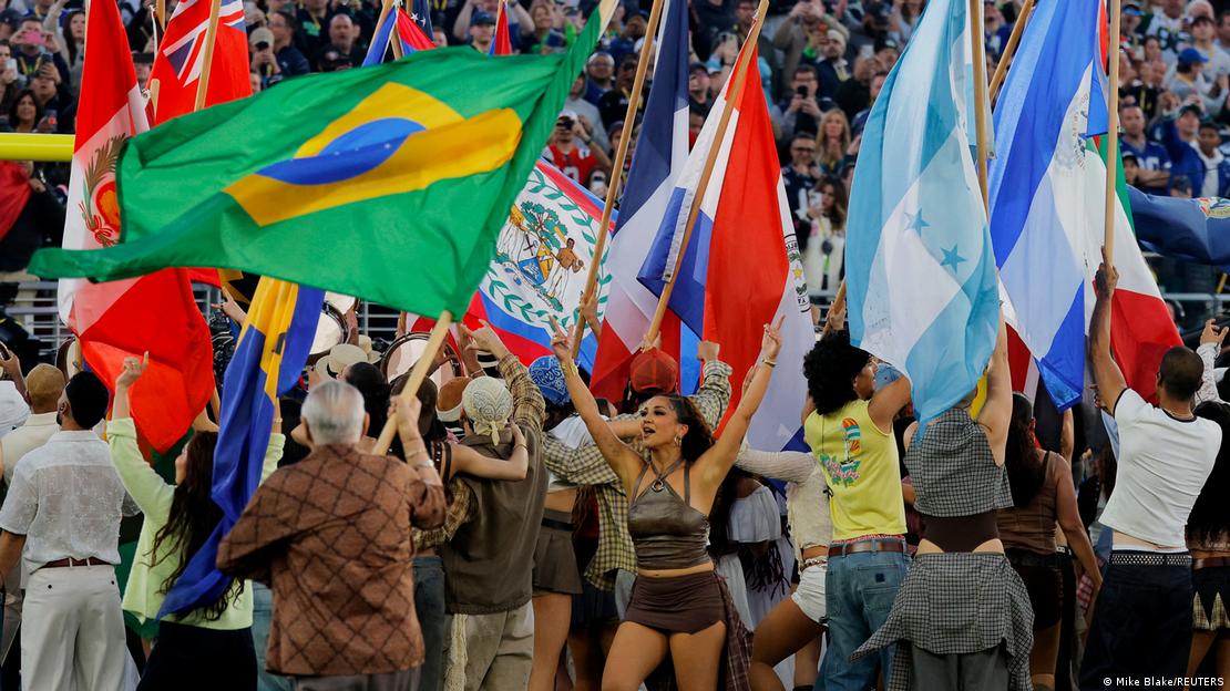 Super Bowl 60, 2026 | 'Show' de medio tiempo | Bad Bunny muestra banderas de todo el continente americano en el Levi's Stadium de Santa Clara