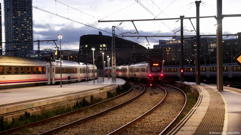 Spain: Injuries reported after high speed trains collide