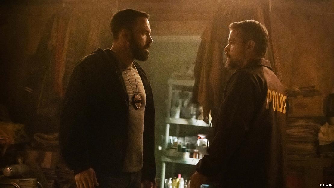 Dos hombres se enfrentan en una escena de la serie "The Rip".