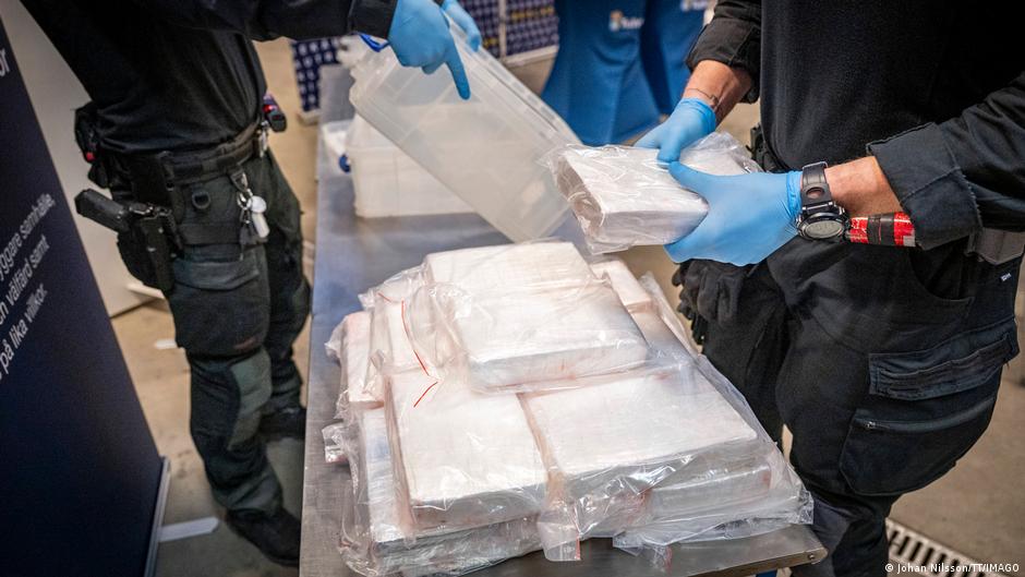 Французькі митники виявили понад 1,1 тонни кокаїну вартістю 75,5 мільйона євро під час перевірки вантажівки, що перевозила ґрунт для рослин. 

Вантажівка прямувала з Португалії до Нідерландів.