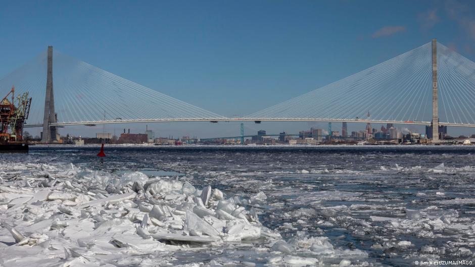 US: Trump threatens to block opening of bridge with Canada