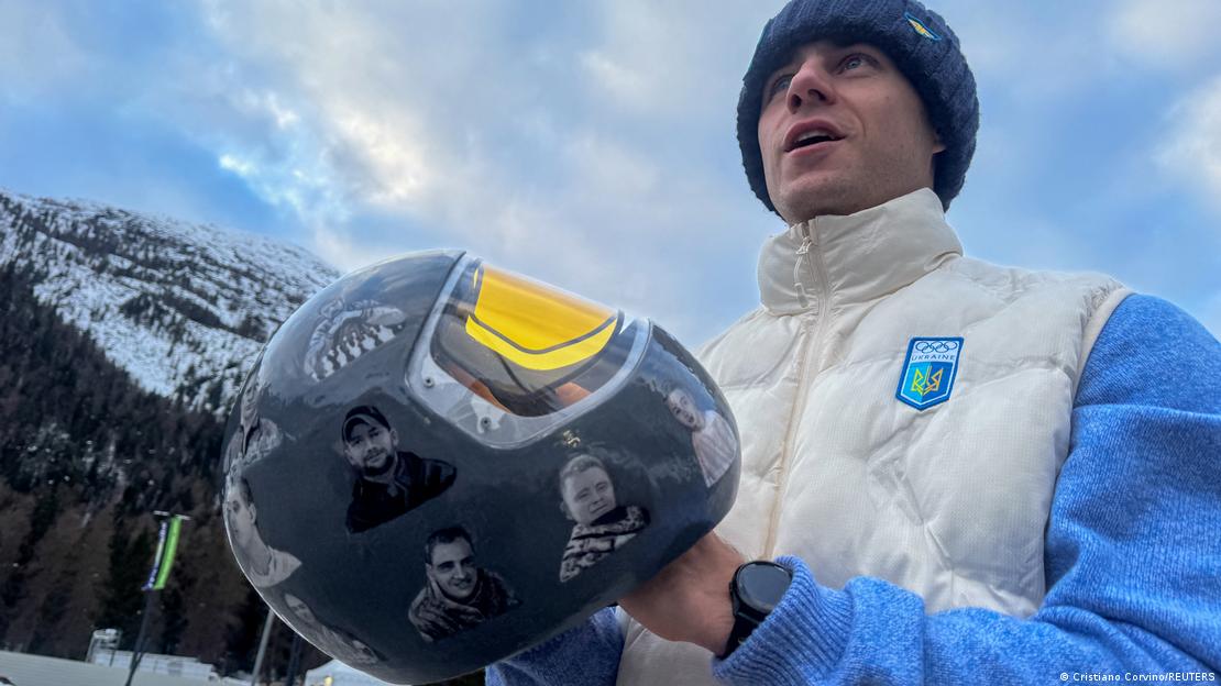 Vladyslav Heraskevych muestra su casco con imágenes de sus compatriotas muertos en la guerra.