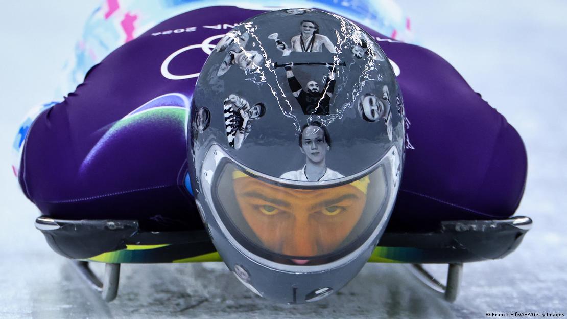El piloto de skeleton ucraniano Vladislav Heraskevich en un entrenamiento con su casco con imágenes de deportistas caídos en la guerra de Rusia contra Ucrania.