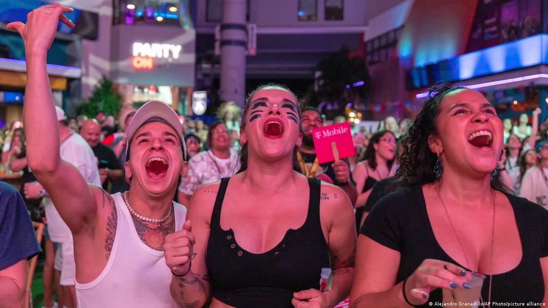Fanáticos en San Juan, Puerto Rico, siguieron por televisión la presentación de Bad Bunny en el medio tiempo del Super Bowl.