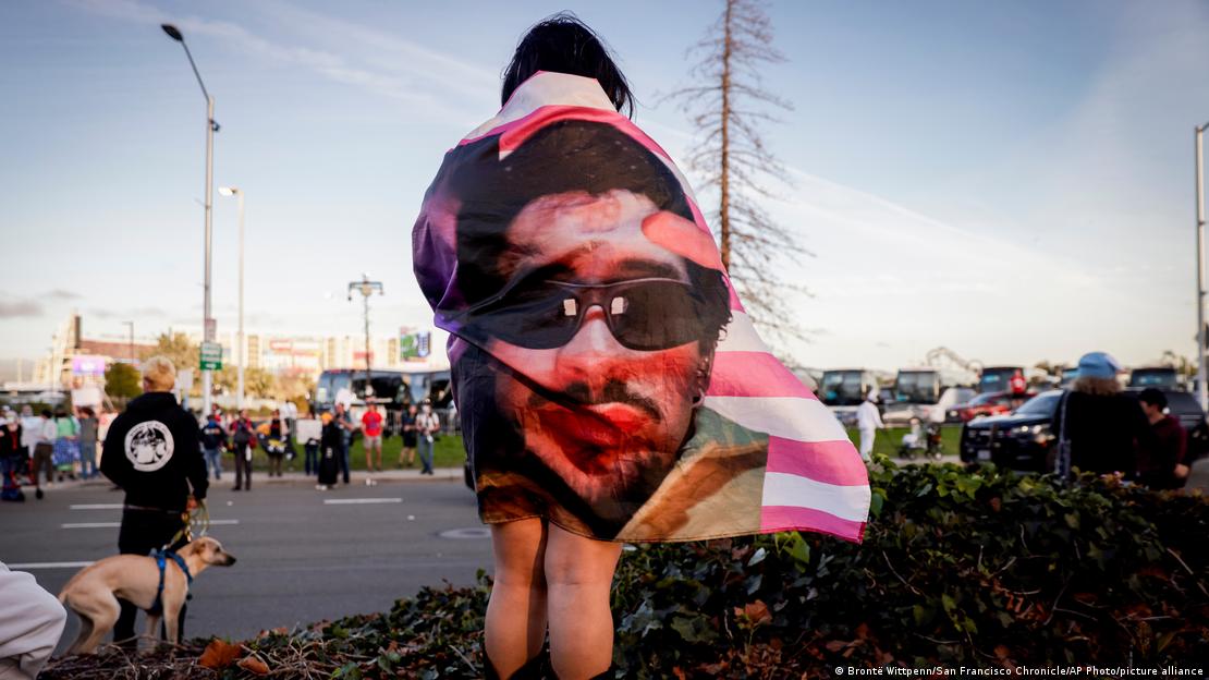Una fanática con bandera de Bad Bunny esperó afuera del Levi's Stadium para ver el espectáculo de medio tiempo del Super Bowl.