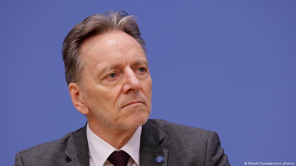 Szef kontrwywiadu: konsekwencje wobec platform społecznościowych