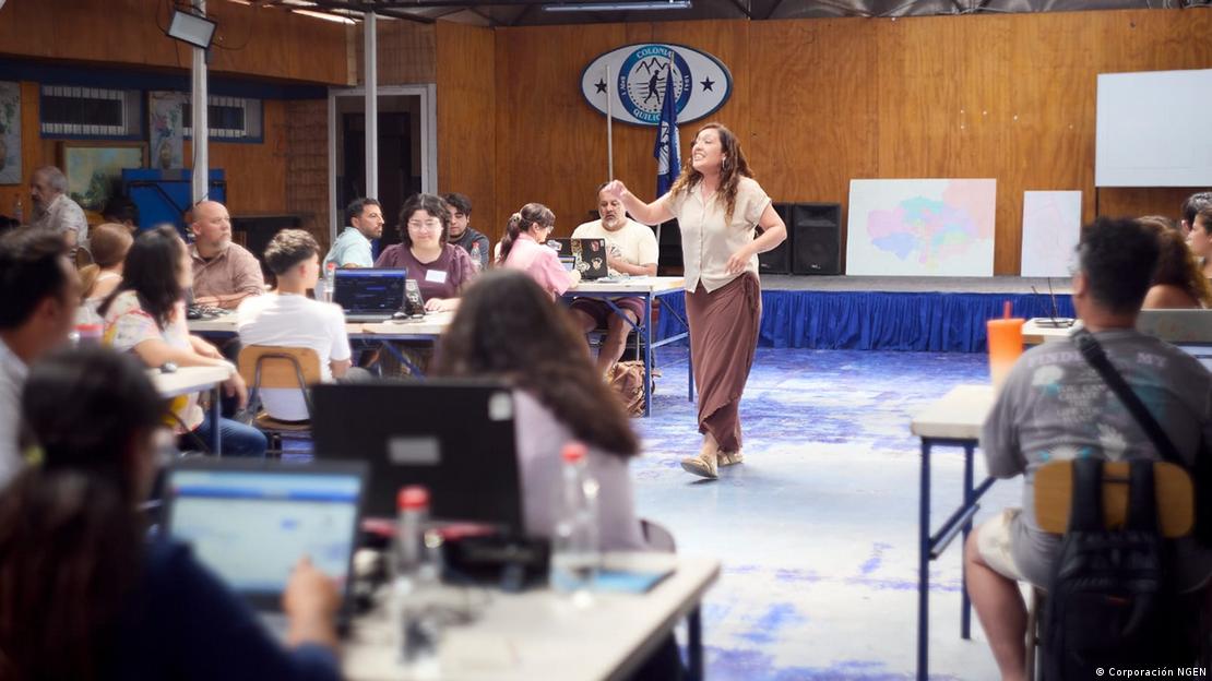 Lorena Antimán, de la Corporación NGEN, en medio de la sala donde se desarrolla la iniciativa Quili.ai. (31.01.2026).