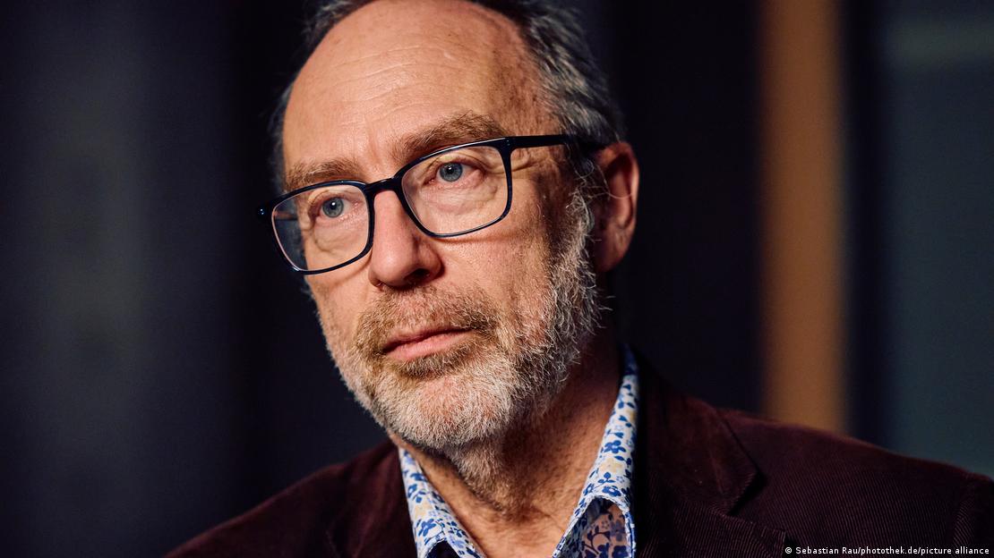 Jimmy Wales fundó Wikipedia en 2001 como proyecto colaborativo que ha alcanzado 65 millones de artículos mantenidos por voluntarios en todo el mundo.