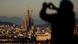 Aus der Distanz fotografiert ein Tourist die Sagrada Familia, während an ihrem höchsten Turm gebaut wird. Aus der Distanz fotografiert ein Tourist die Sagrada Familia, während an ihrem höchsten Turm gebaut wird.