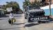 Un étudiant passe devant l'Université Cheikh Anta Diop de Dakar. Une pick-up blindé de la police est garé sur le trottoir. Un étudiant passe devant l'Université Cheikh Anta Diop de Dakar. Une pick-up blindé de la police est garé sur le trottoir.