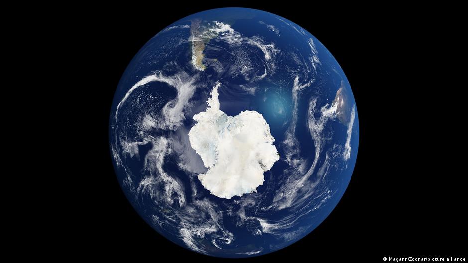 Científicos revelan un paisaje oculto bajo kilómetros de hielo en la Antártida