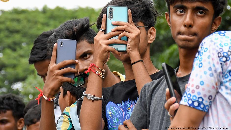 Indian teens roll their eyes at talk of a social media ban