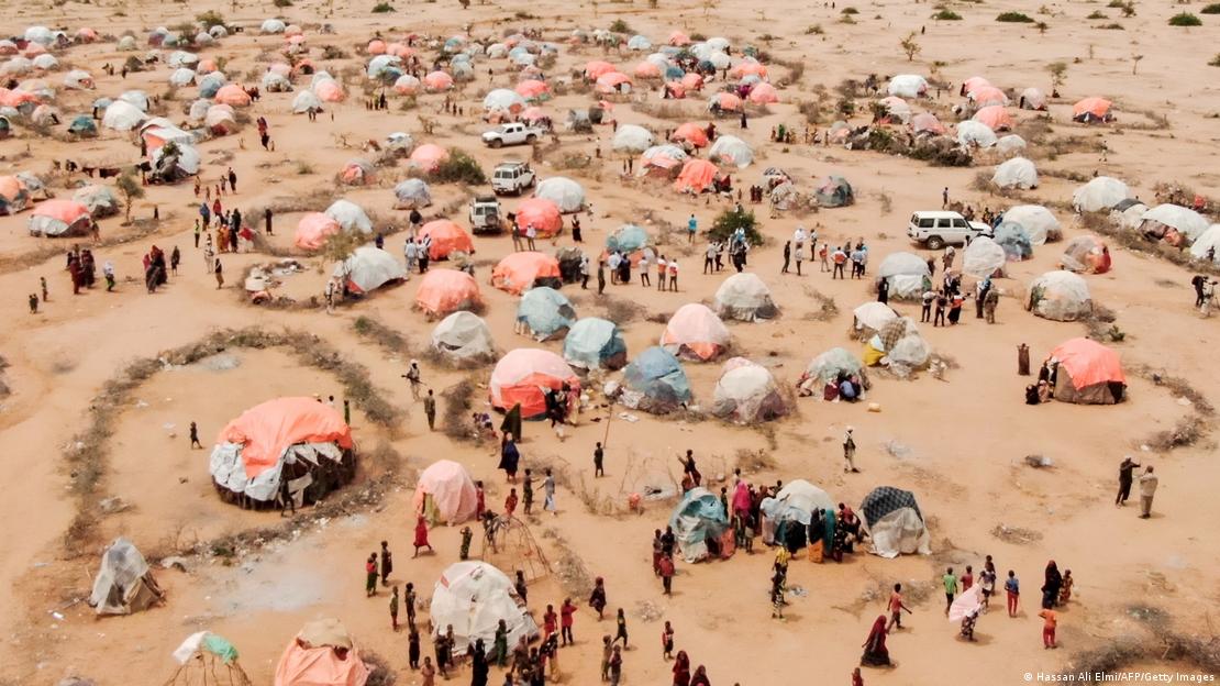 Barracas em área desértica na Somália
