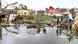 Madagaskar Toamasina 2026 | Wasser in einer Straße, mittendrin und am Rand Holzteile von Häusern, Hausrat verstreut, umgeknickter Baum und einige Anwohner Madagaskar Toamasina 2026 | Wasser in einer Straße, mittendrin und am Rand Holzteile von Häusern, Hausrat verstreut, umgeknickter Baum und einige Anwohner