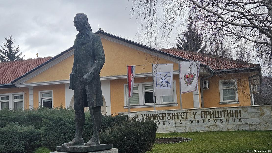 Kosovë | Godina e rektoratit të Universtietit paralel në Mitrovicë 