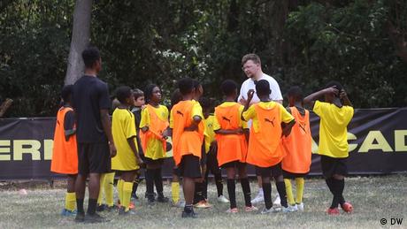 In Ghana trainieren die Kinder auf dem Fußballplatz voller Begeisterung.  