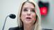 Pam Bondi em frente a um microfone Pam Bondi em frente a um microfone