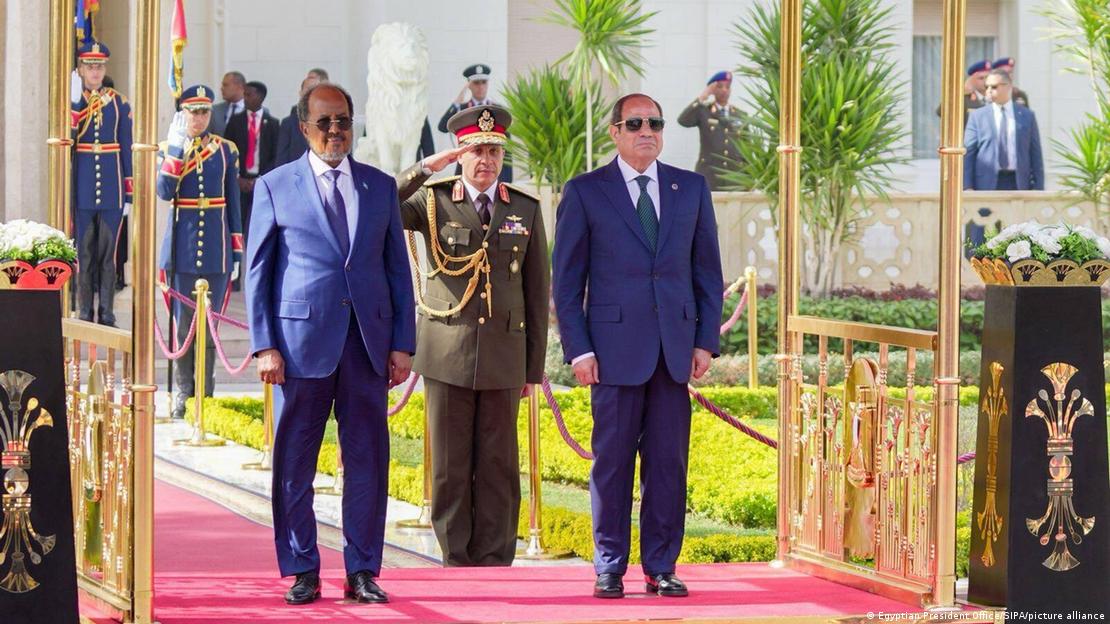 Egyptian President Abdel Fattah al-Sisi stands (right) next to Somali President Hassan Sheikh Mohamud in Cairo
