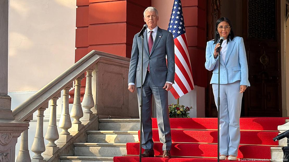 Rodriguez em coletiva de imprensa ao lado do secretário de Energia dos EUA Chris Wright em Caracas