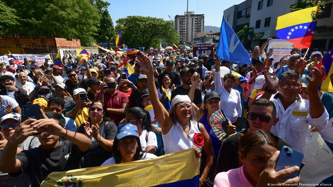 Una multitud participó en la marcha organizada por estudiantes para pedir la liberación de los detenidos, considerados presos políticos por sus familiares y grupos de derechos humanos, en Valencia, Venezuela.