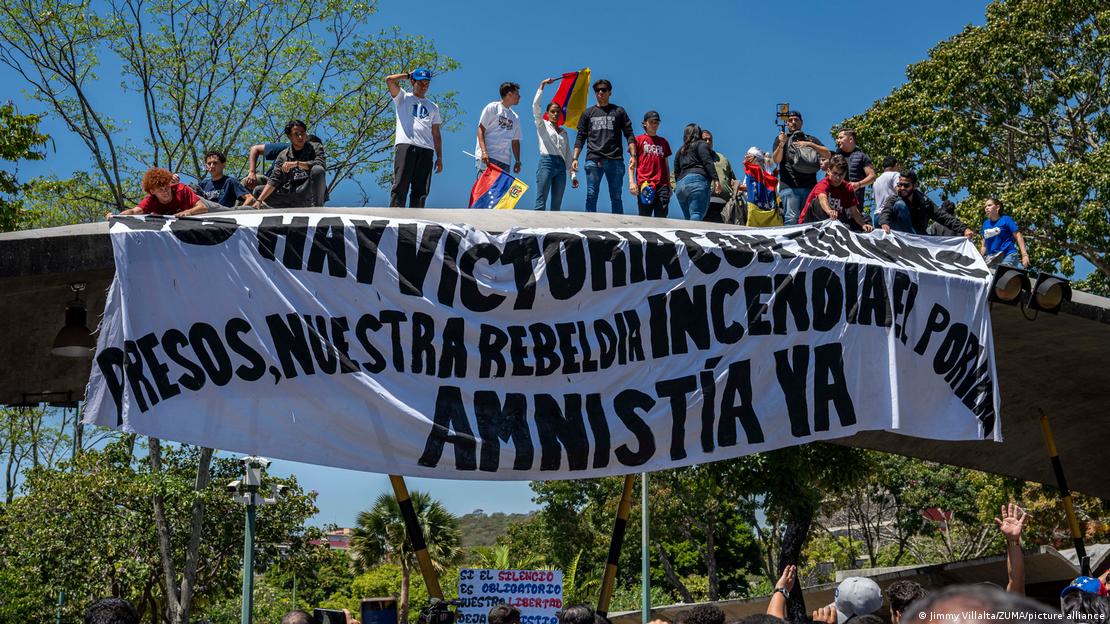 La marcha de estudiantes de las principales universidades de Caracas comenzó en la Universidad Central de Venezuela (UCV) y se dirigió hacia las vías públicas con una única reivindicación: la liberación de todos los presos políticos en Venezuela. 