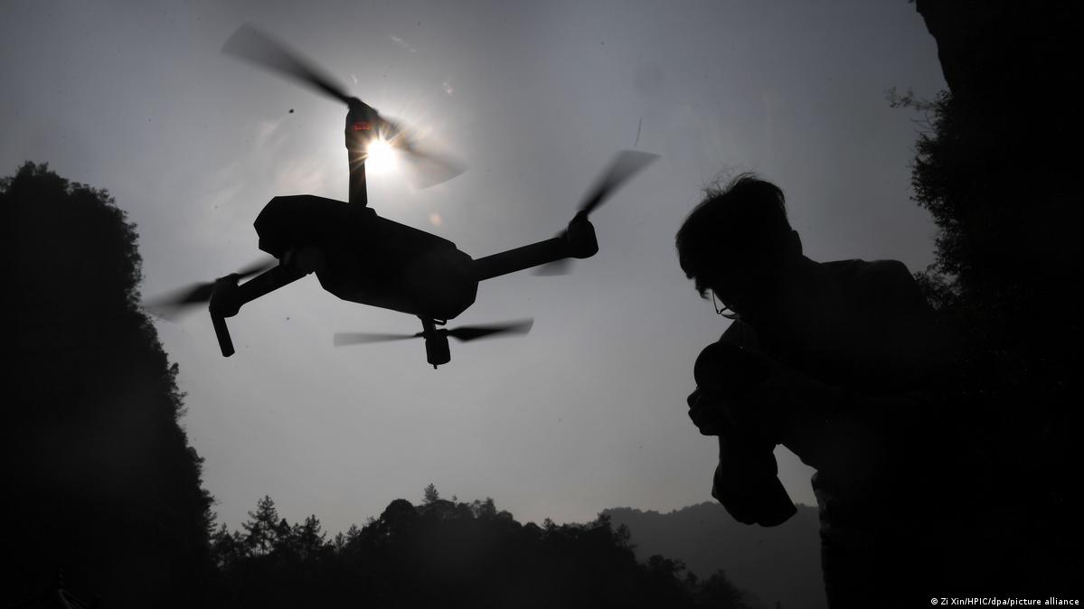 China Zhangjiajie 2017 | Fotograf steuert eine DJI-Drohne im Wulingyuan-Naturschutzgebiet 中国正在大力发展无人机技术