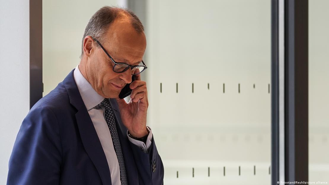 Berlin 2022 | Kancelari Friedrich Merz gjatë një telefonate me celular