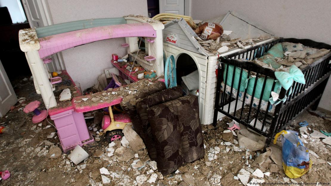 Quarto com berço e brinquedos destruído por ataque russo em Dnipro, na Ucrânia