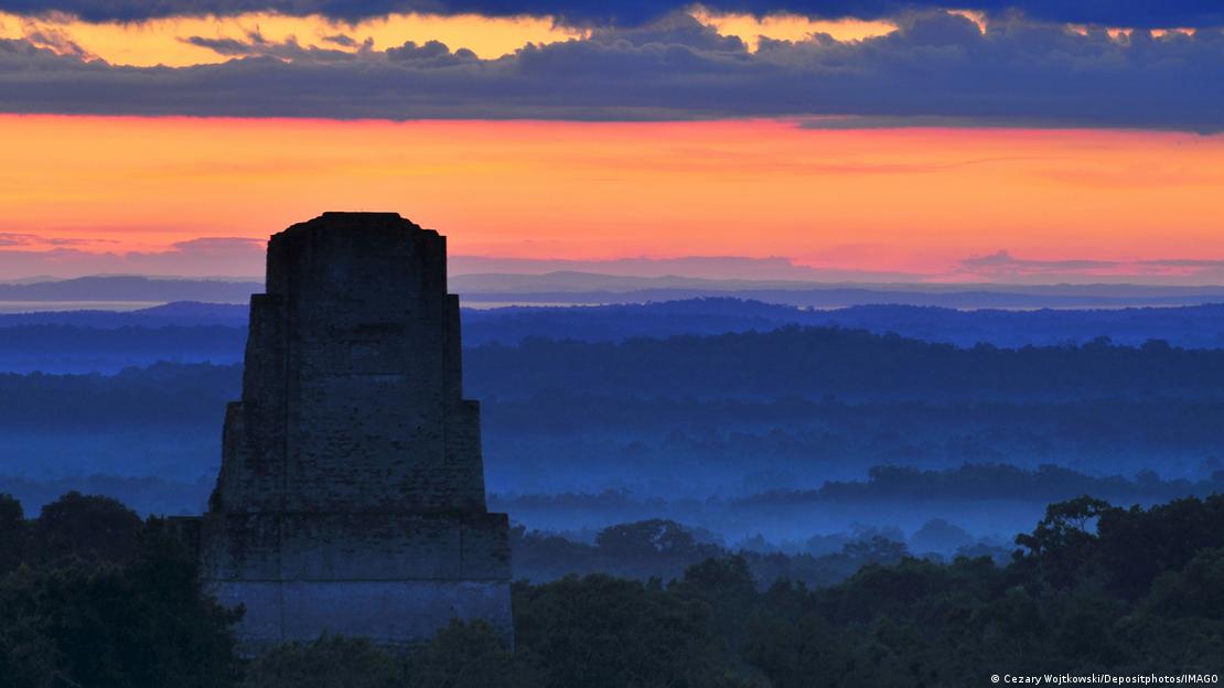 Las pirámides de Tikal sobresalen de la selva guatemalteca que durante décadas se creyó prácticamente vacía.