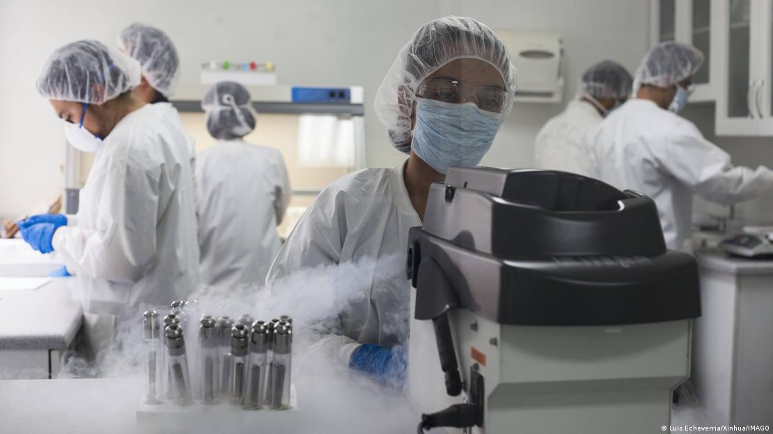 Científicos extraen ADN de restos óseos en la Fundación de Antropología Forense de Guatemala para identificar víctimas del conflicto armado.