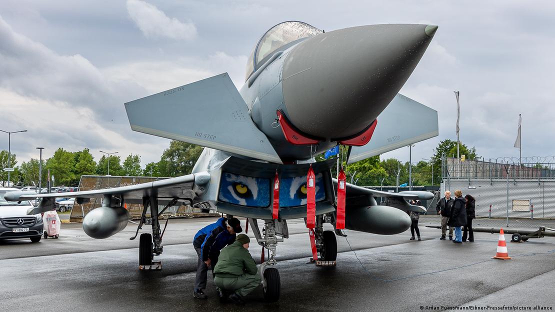 Vista frontal de un avión de combate Eurofighter de la Luftwaffe con una llamativa pintura en el fuselaje, tomada durante el festival del aeropuerto Albrecht Dürer de Núremberg.