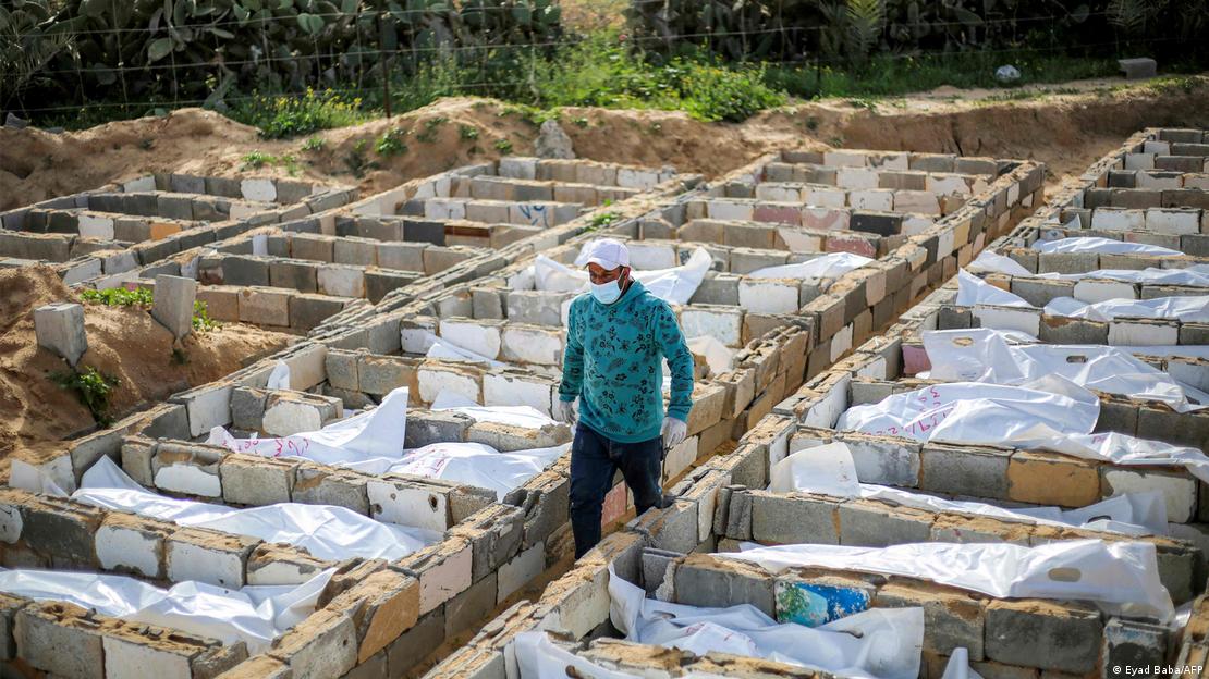 Territoire palestinien Deir al-Balah 2026 | Un homme marche dans un cimetière improvisé où doivent être enterrés de nombreux corps non-identifiés (13 février 2026)