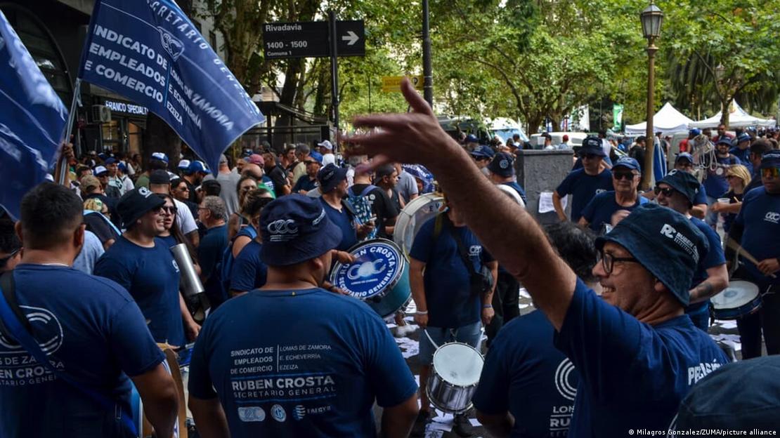 Empleados de comercio protestan en Buenos Aires contra la reforma laboral que proyecta Javier Milei. 