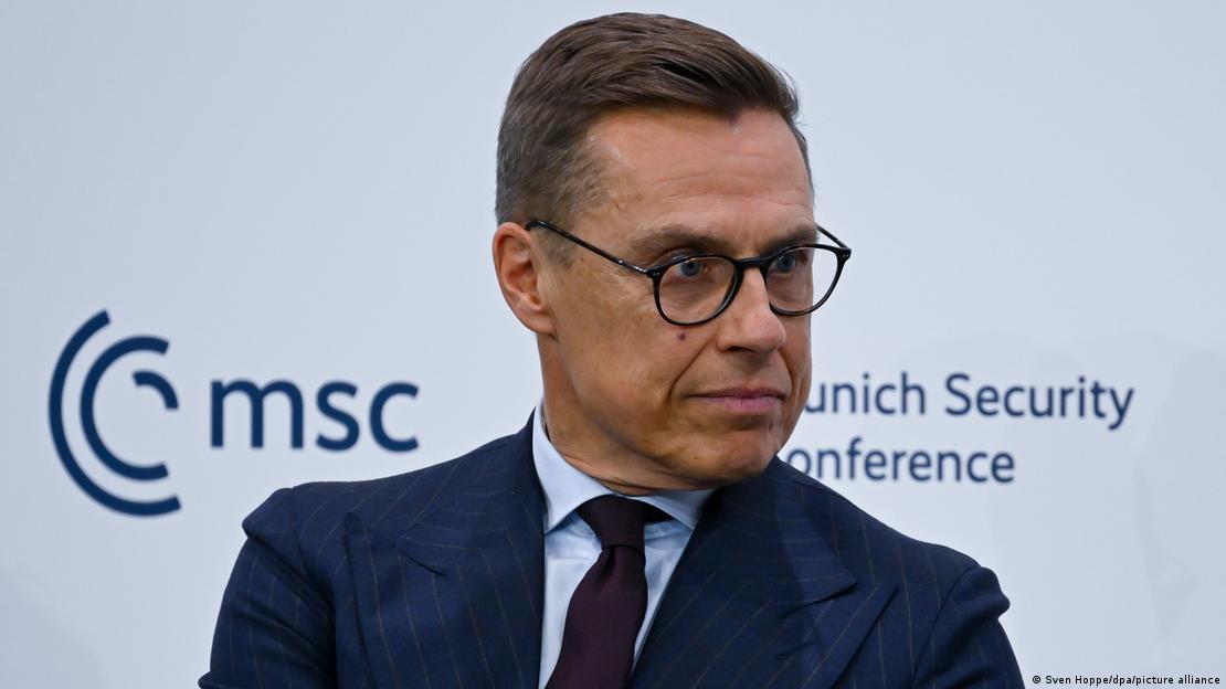 Finlandiya Cumhurbaşkanı Alexander Stubb Münih Güvenlik Konferansı'nda podyumda konuşurken. 