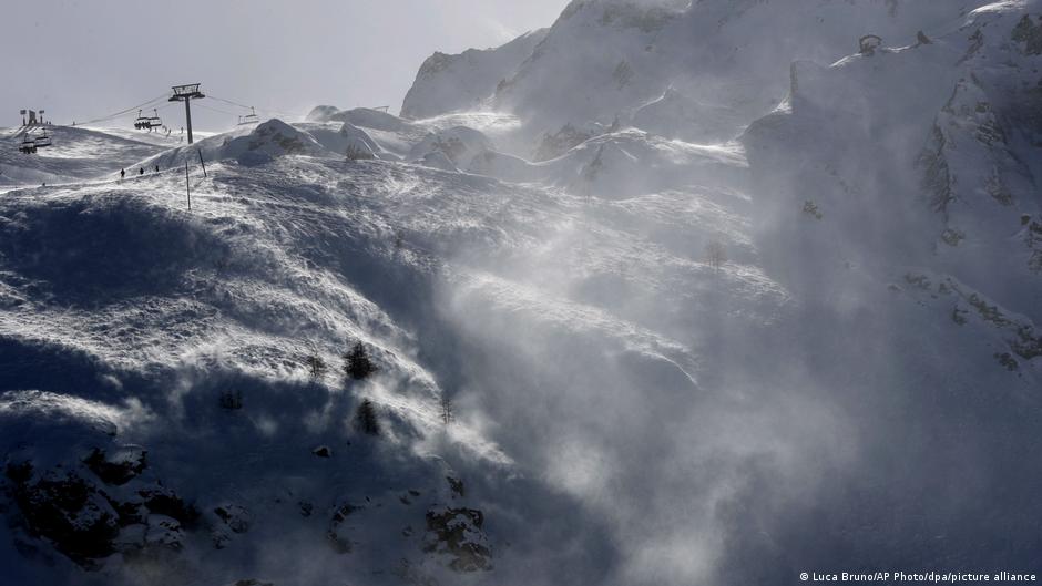 Avalanche kills 3 skiers in French Alps
