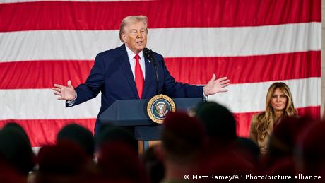 Der US-amerikanische Präsident Donald Trump hält eine Rede vor Soldaten auf dem US-Militärstützpunkt Fort Bragg.