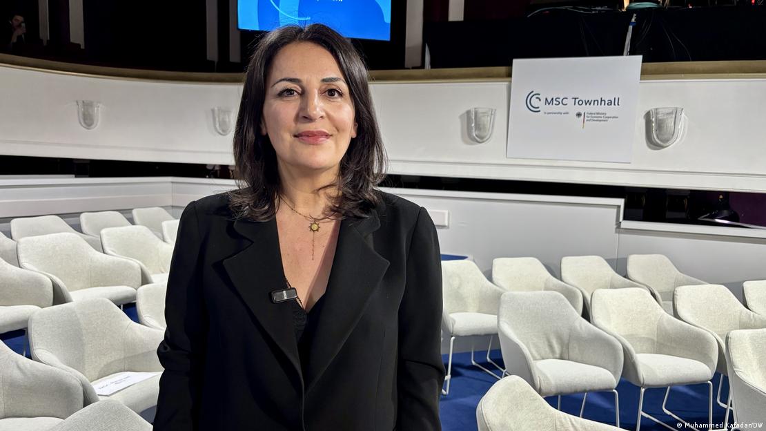 Düzen Tekkal MSC salonunda objektife poz veriyor