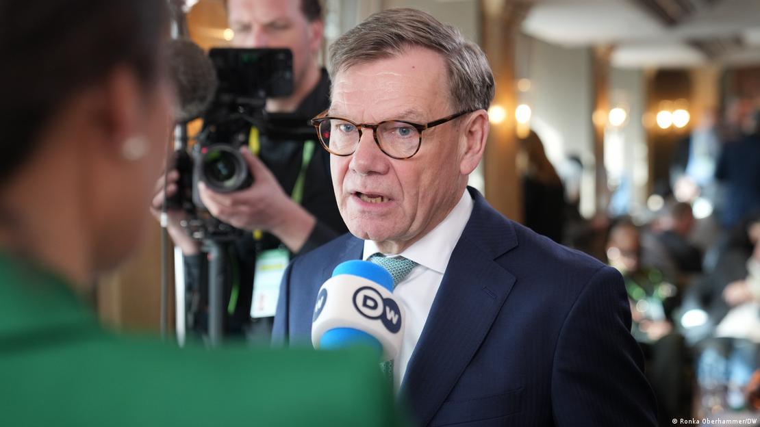 Johann Wadephul, ein Mann im Anzug mit Krawatte und Brille, spricht in ein Mikrofon, dahinter ein Kameramann