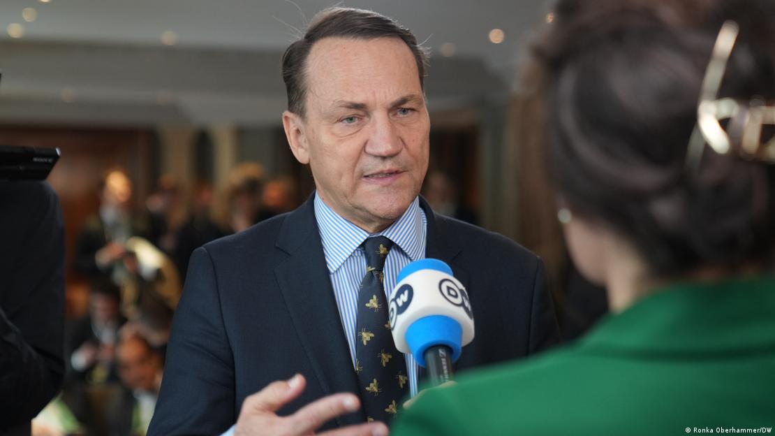 Der polnische Außenminister Radosław Sikorski, ein Mann im Anzug mit Krawatte, vor einem Mikrofon während eines Interviews Der polnische Außenminister Radosław Sikorski, ein Mann im Anzug mit Krawatte, vor einem Mikrofon während eines Interviews