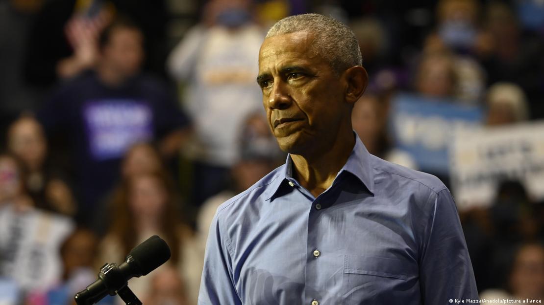 Barack Obama durante comício nos EUA, com multidão ao fundo Barack Obama durante comício nos EUA, com multidão ao fundo