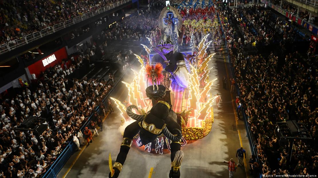 Las comparsa desfilan con sus carros alegricos en Ro de Janeiro. Brasil dio inicio a su celebracin ms emblemtica este fin de semana, con las festividades del Carnaval llenando calles, sambdromos y plazas pblicas de todo el pas con msica, baile y millones de personas. 