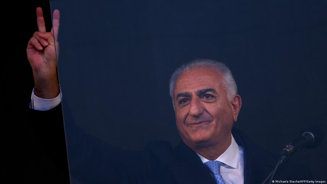Irans Oppositionsführer Reza Pahlavi zeigt Victory-Zeichen bei Kundgebung Irans Oppositionsführer Reza Pahlavi zeigt Victory-Zeichen bei Kundgebung