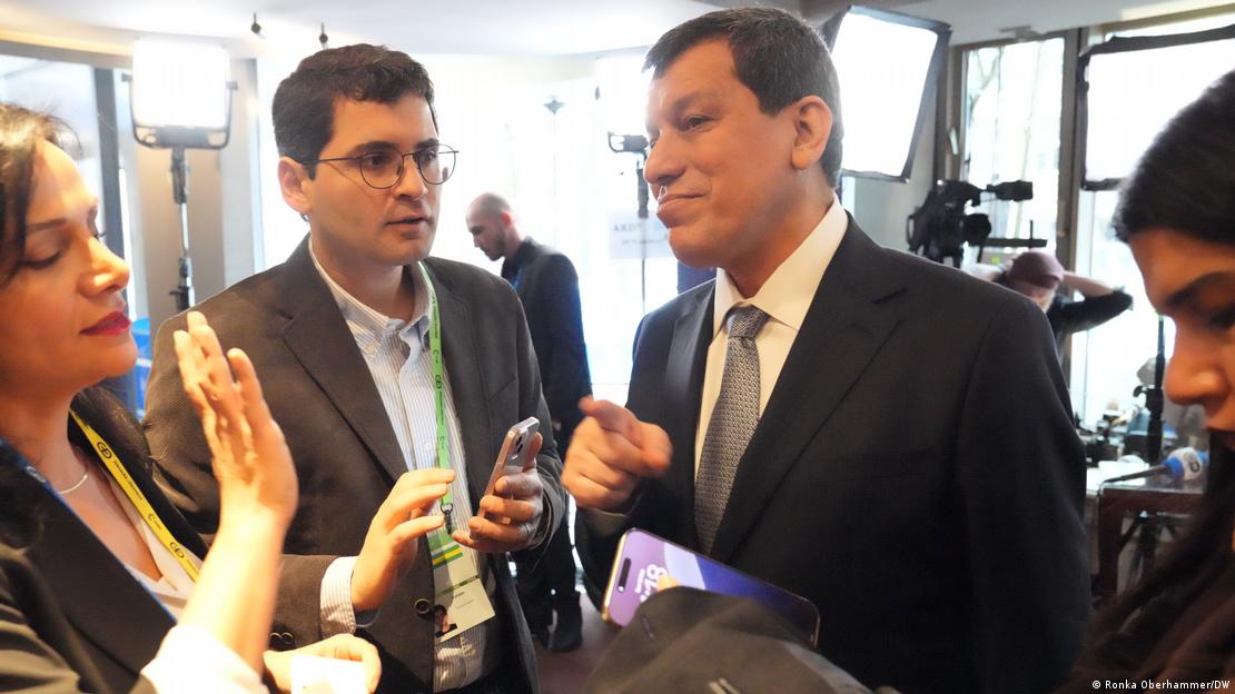 Mazlum Abdi ve DW muhabirleri görülüyor Mazlum Abdi ve DW muhabirleri görülüyor