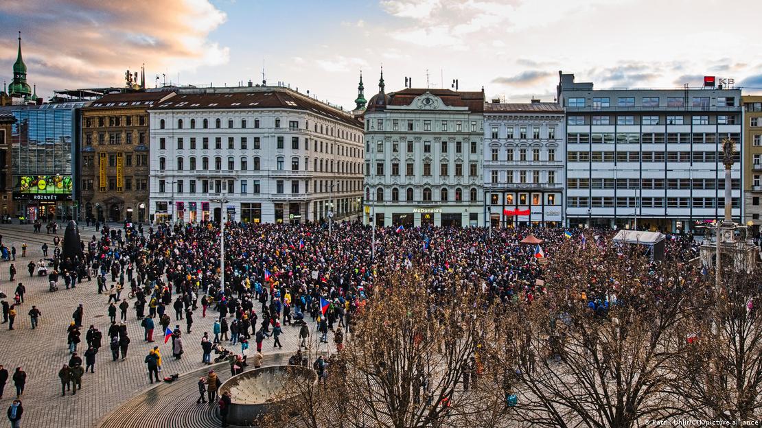 Топла на площади - это митинг в поддержку президента Чехии Петра Павела в Брно 