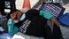 En la imagen se observa una mujer acostada bajo una carpa con una camiseta en la que se lee: "Liberen a todos los presos políticos". En la imagen se observa una mujer acostada bajo una carpa con una camiseta en la que se lee: "Liberen a todos los presos políticos".